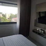 John's Luxury * Mamaia