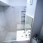 John's Luxury Apartment *