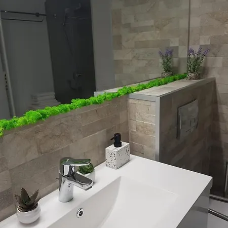 John's Luxury מאמאיה