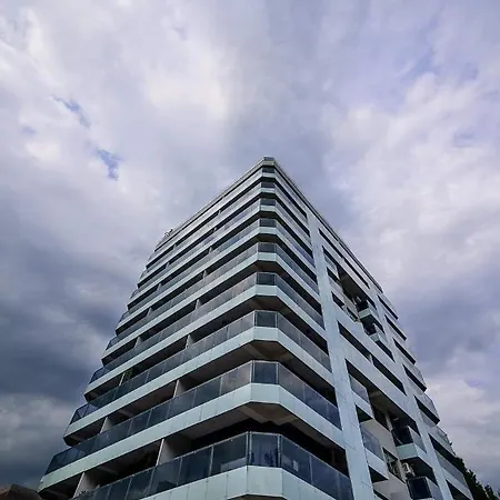 John's Luxury * Mamaia