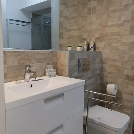 John's Luxury * Mamaia