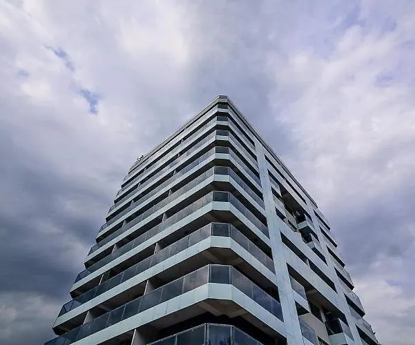 John's Luxury * Mamaia