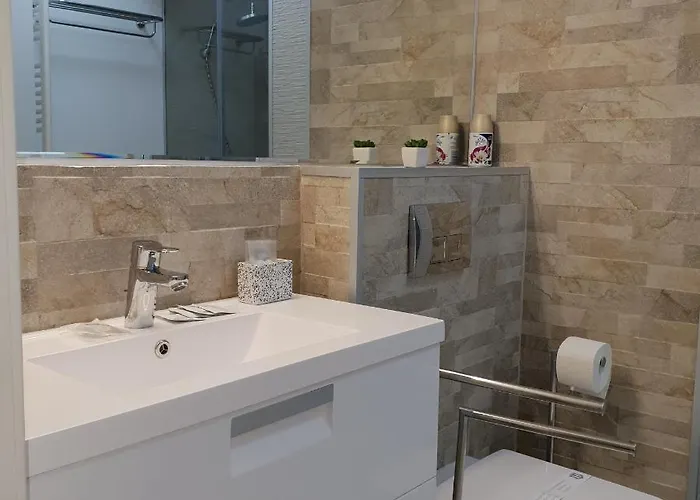 John's Luxury * Mamaia